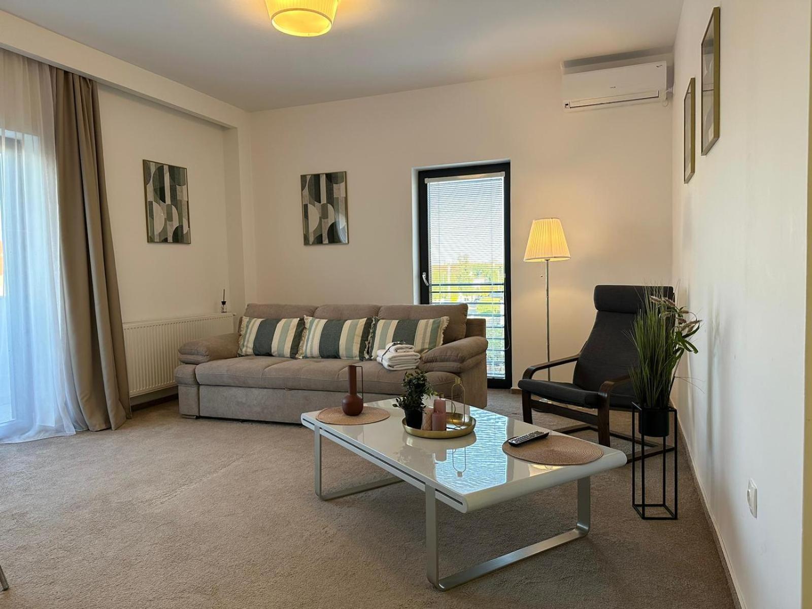 Luxury Glam Apartments & Studios Near Coresi Mall Brasov Exterior photo