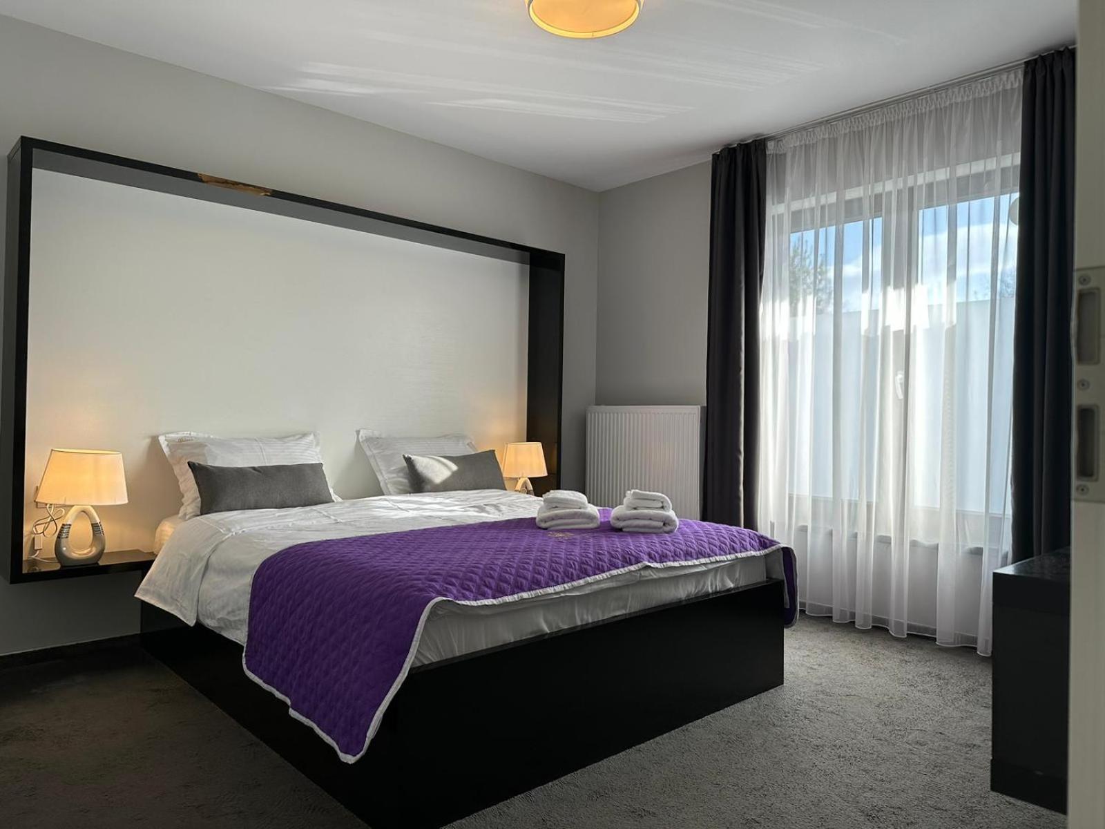 Luxury Glam Apartments & Studios Near Coresi Mall Brasov Exterior photo