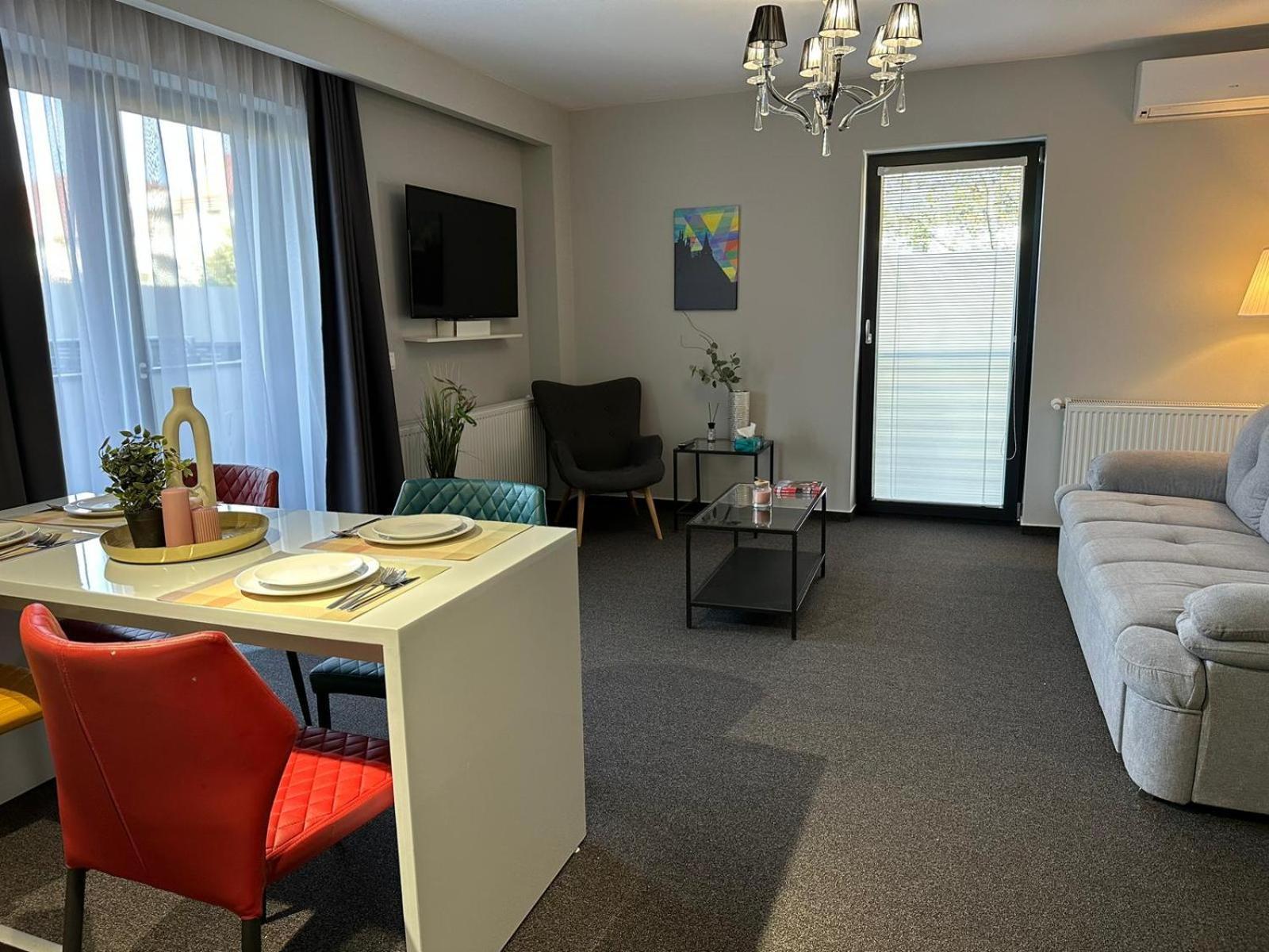 Luxury Glam Apartments & Studios Near Coresi Mall Brasov Exterior photo