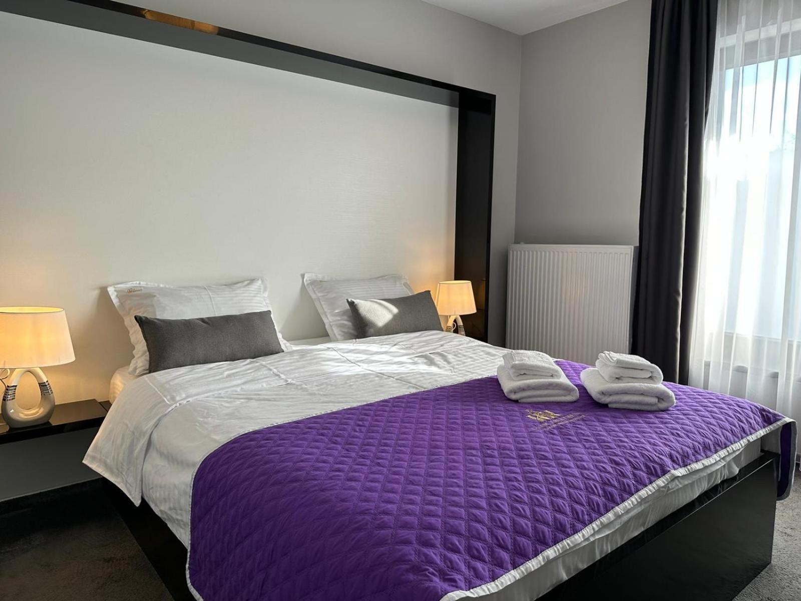 Luxury Glam Apartments & Studios Near Coresi Mall Brasov Exterior photo