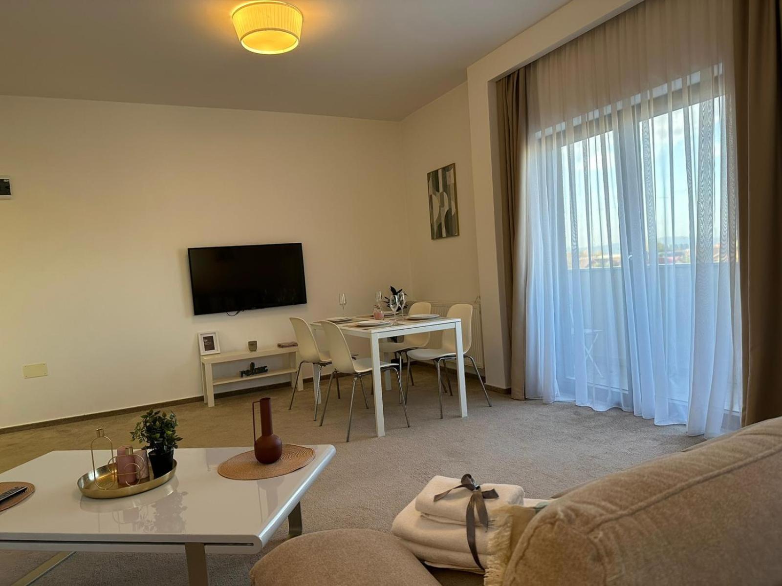 Luxury Glam Apartments & Studios Near Coresi Mall Brasov Exterior photo