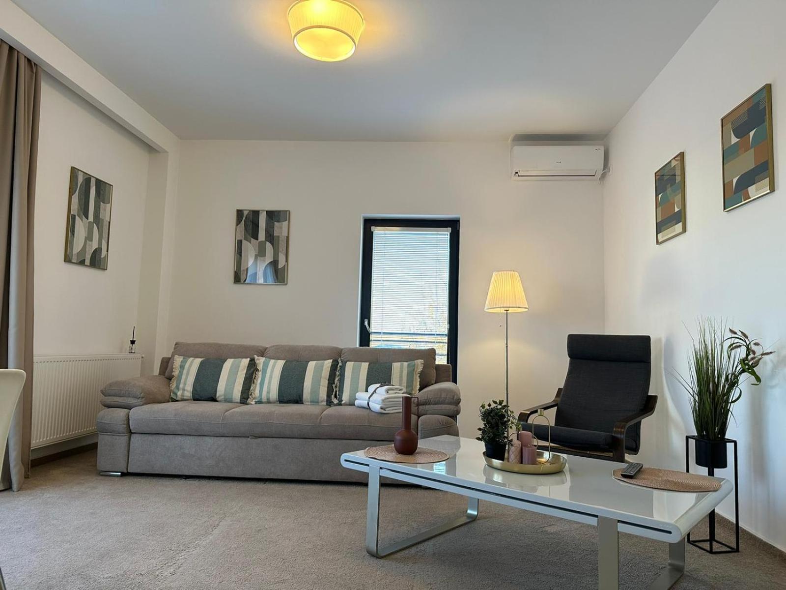 Luxury Glam Apartments & Studios Near Coresi Mall Brasov Exterior photo